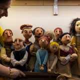 �E poi ci sono i miei preferiti - ci dice mostrandoci un carretto in legno con sopra nove personaggi -. Si tratta dei membri di un coro che mandiamo in scena nello spettacolo �Viaggio di Luna�. Grazie a un particolare meccanismo possono muovere la bocca, creando cos� l�illusione del canto�
